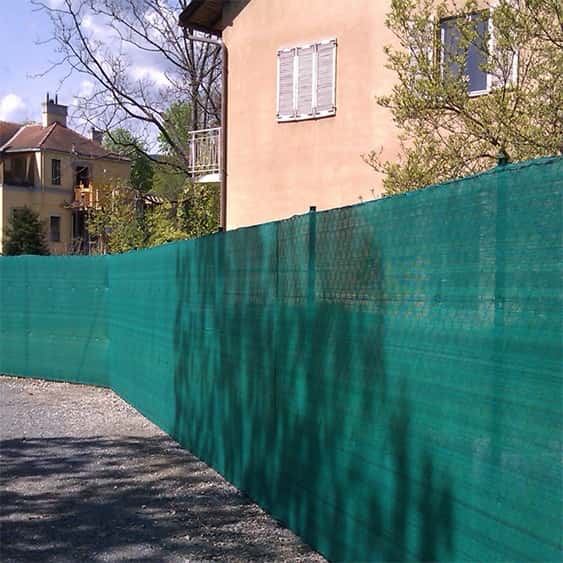 zöld háló kerítésre